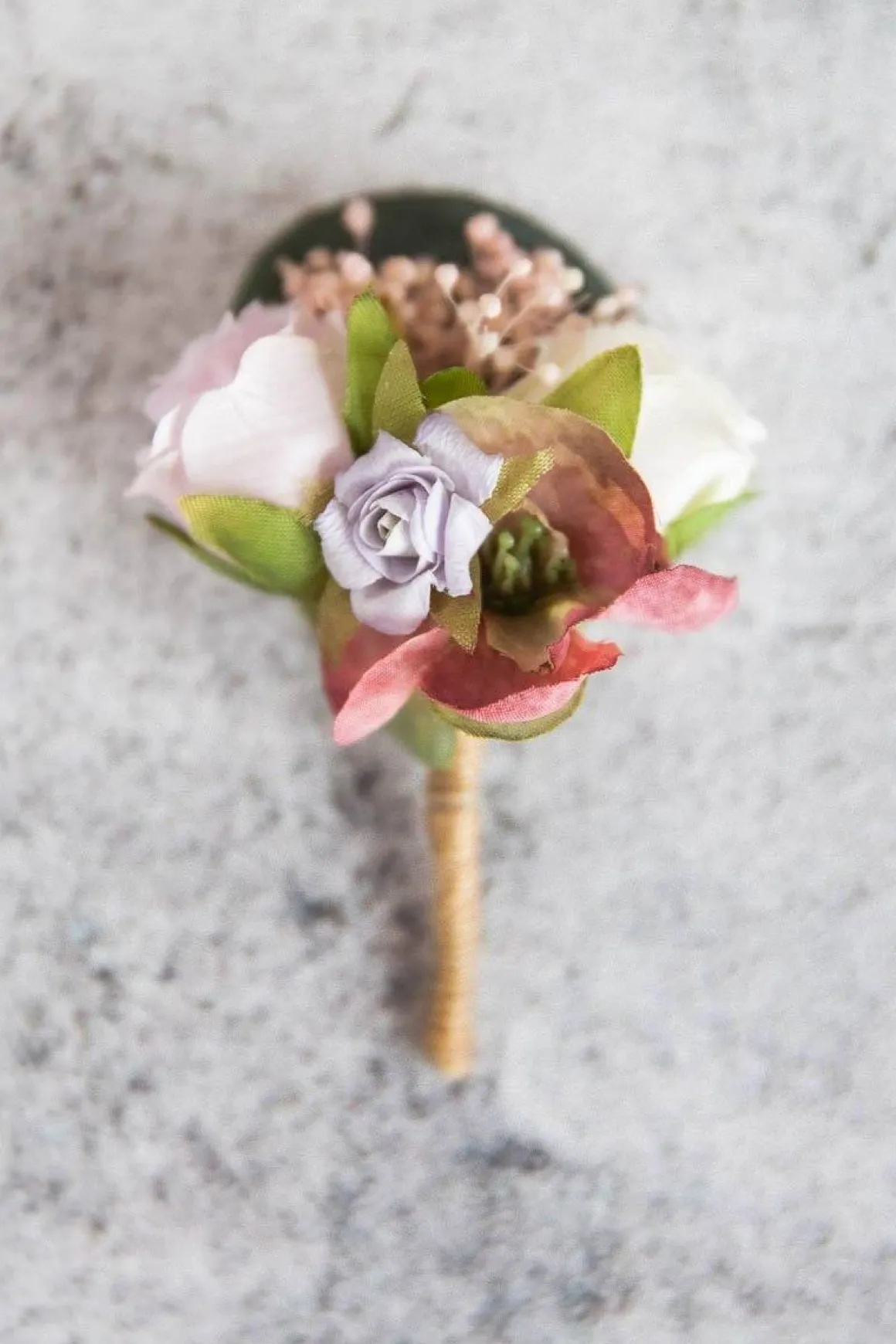 Ansteckblume mit bunten Stoffblüten