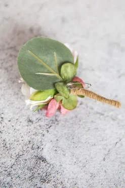 Ansteckblume mit bunten Stoffblüten