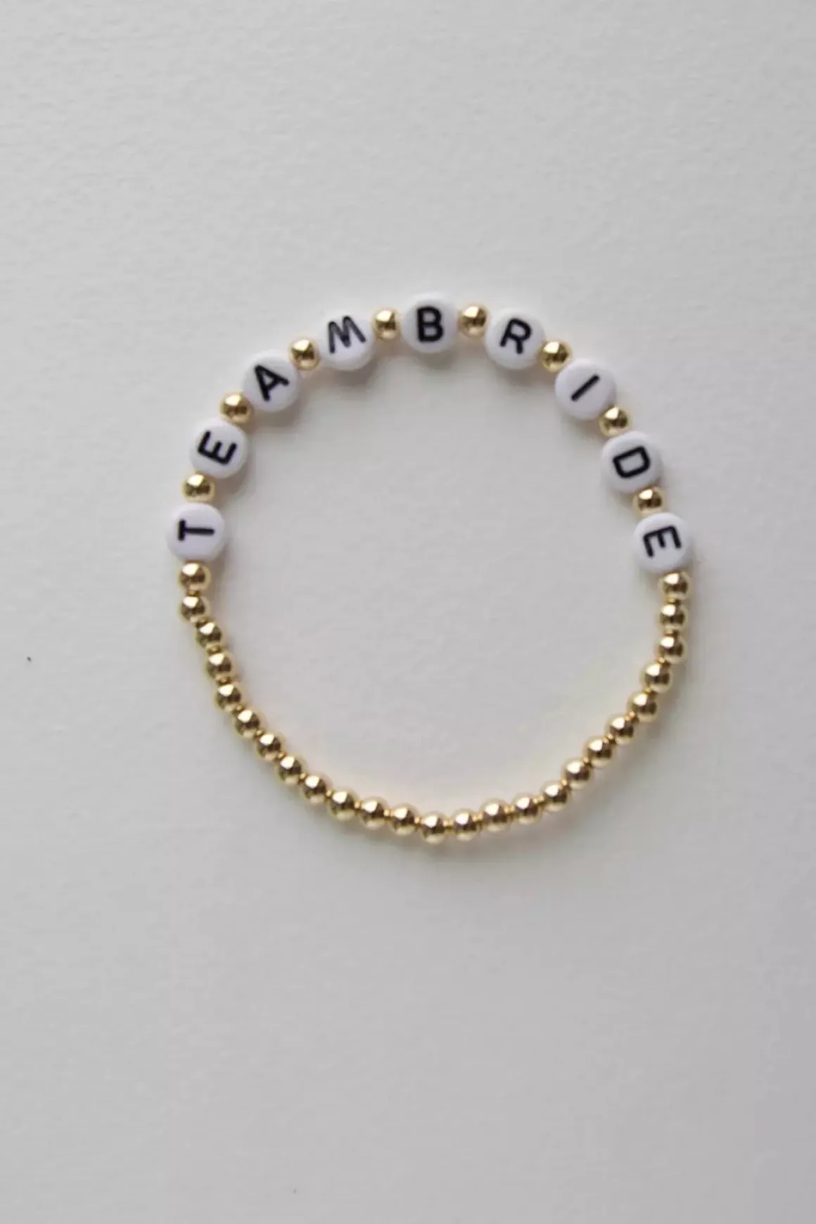 Armband mit goldfarbenen Perlen "Team Bride"