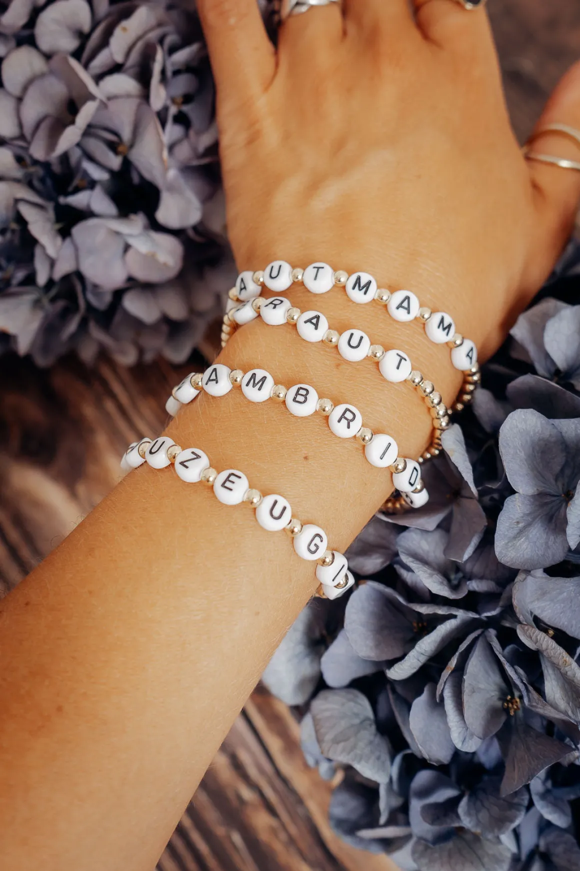 Armband mit goldfarbenen Perlen "Team Bride"