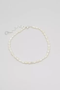 Armband mit kleinen Süßwasserperlen und Detail-Perle