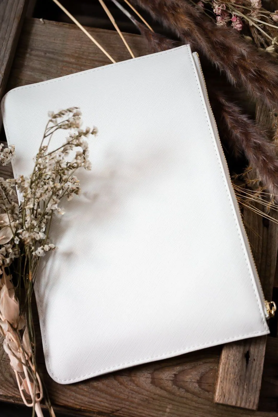 Braut-Pouch, Clutch mit Schriftzug "Mrs" in Chalky White – Katie Loxton