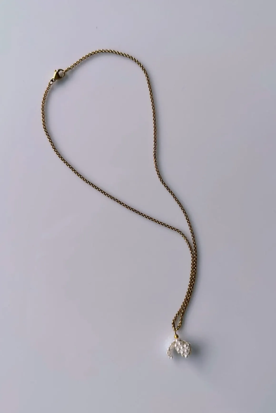 Goldfarbene Halskette mit kleinem Perlenanhänger – Pearl Bell