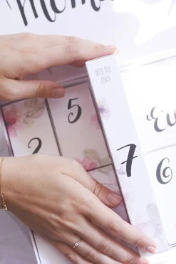 Hochzeits-Countdown-Kalender™ mit Silber-Armband und Strumpfband