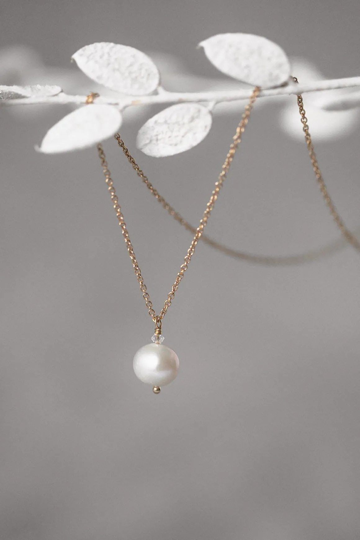 Kette mit rundem Perlen-Anhänger und kleinem Kristall – Blooming Beauty