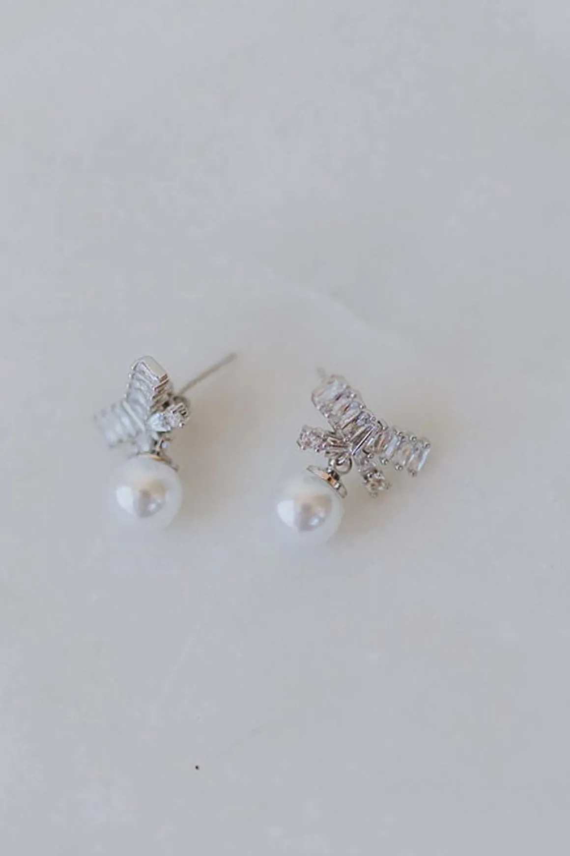 Kleine Ohrstecker mit Kristallschleife und Perle