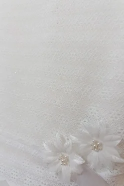 Kommunionkleid mit Glitzer und Blütenverzierung