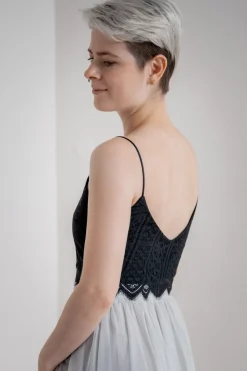 Kurzes Boho Top mit Bogenkante – Calista Cropped Black noni