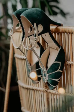 Offener Brautschuh in Tannengrün und Gold - Mimosa