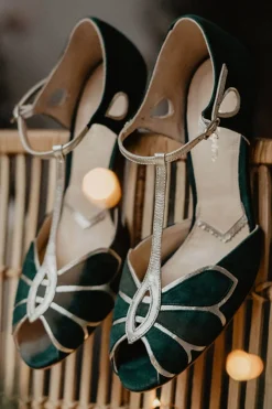 Offener Brautschuh in Tannengrün und Gold - Mimosa