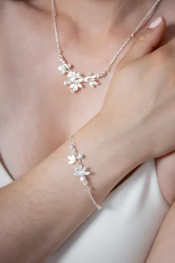 Silbernes Armband mit Blätterdetails und Strass