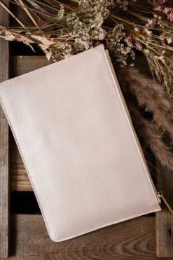 Vegane Clutch mit goldenem Schriftzug 